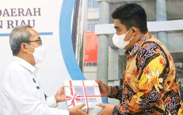 Plt Bupati Bintan, Roby Kurniawan (baju batik), saat menerima penghargaan WTP, Rabu (18/5/2022)