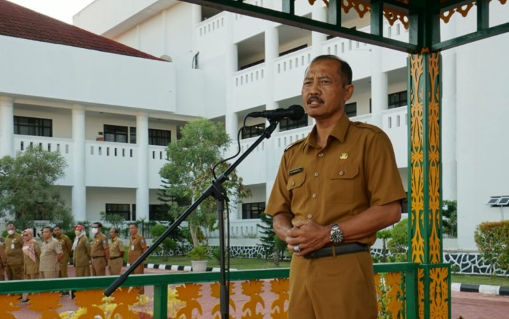Sekdaprov Kepri, Adi Prihantara, saat memimpin Apel pagi, Senin (23/5/2022)