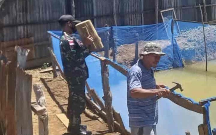 Perbaiki kolam ikan warga di perbatasan 