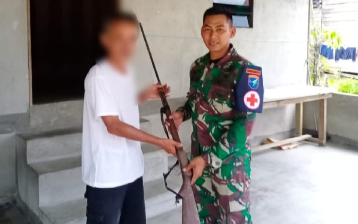 Penyerahan senpi rakitan dari warga perbatasan 