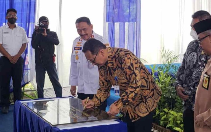 Dirjen Hubla saat menandatangani prasasti peresmian gedung baru KSOP Khusus Batam