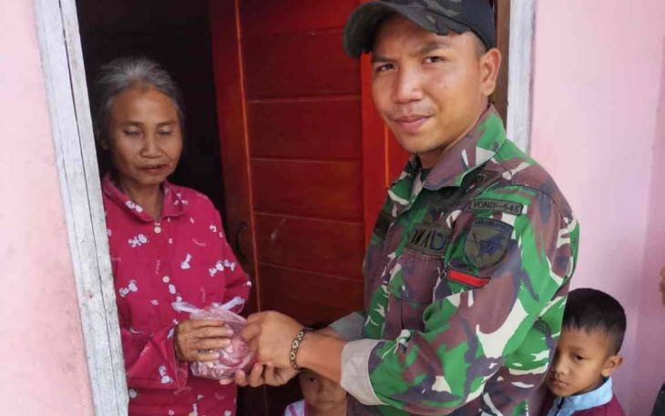 Bagikan daging qurban ke warga perbatasan 