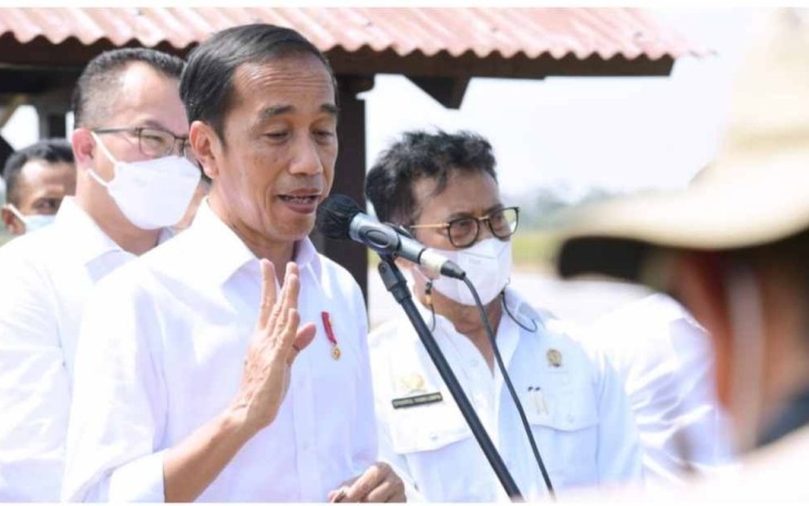 Presiden Joko Widodo memberikan keterangannya seusai meninjau Balai Besar Penelitian Tanaman Padi (BBPadi) di Kabupaten Subang, Provinsi Jawa Barat