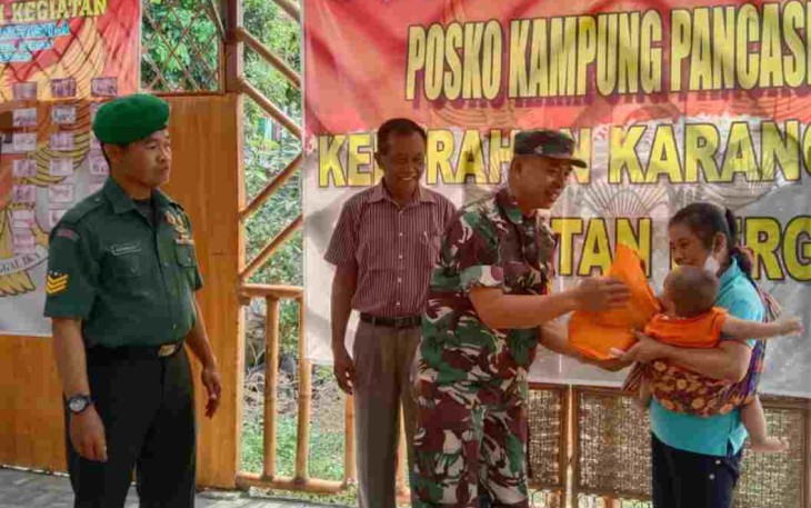 Penyerahan sembako secara simbolis kepada warga 