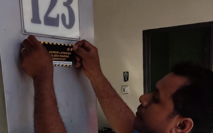 Penempelan stiker hotline di wilayah Polsek Mariso