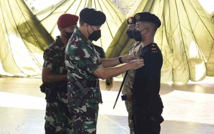 Dankodikopsla saat menyematkan brevet pasukan khusus TNI AL