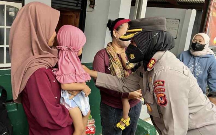 Kapolres Subang saat memberikan bantuan makanan tambahan balita
