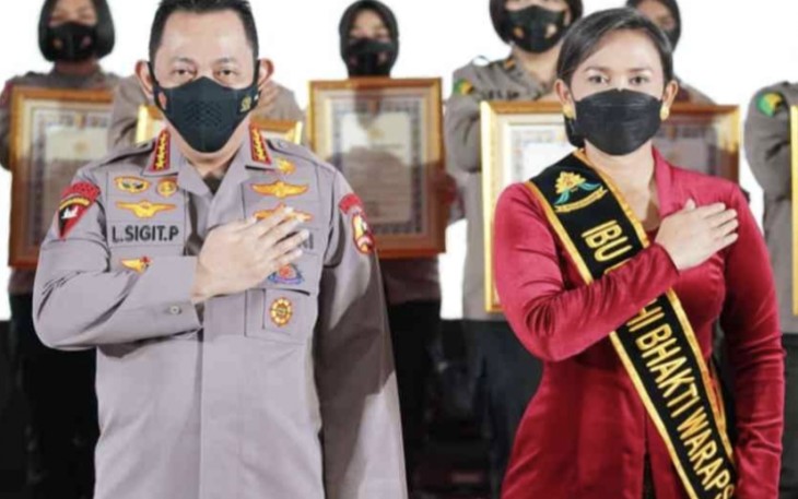 Kapolri bersama polwan berprestasi 