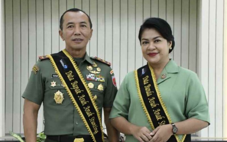 Pangdam Hasanuddin Mayjen TNI Dr. Totok Imam Santoso beserta ibu