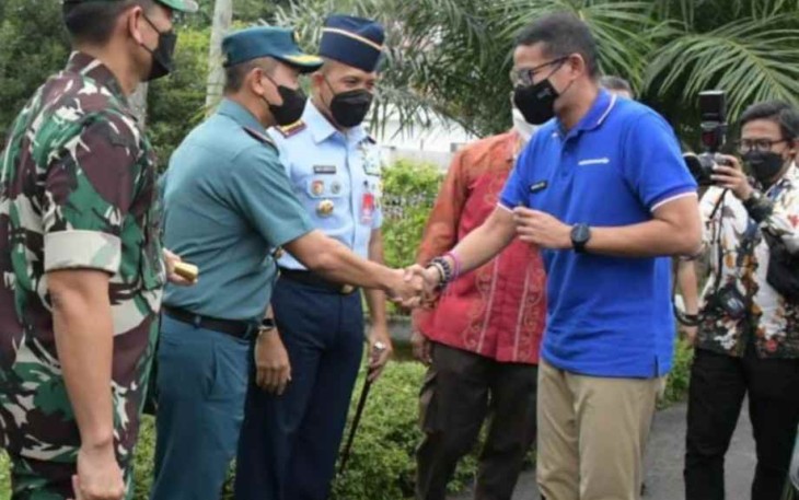 Danlanal Palembang Kolonel Laut (P) Widyo Sasangko saat menyambut Menparekraf Sandiaga Uno
