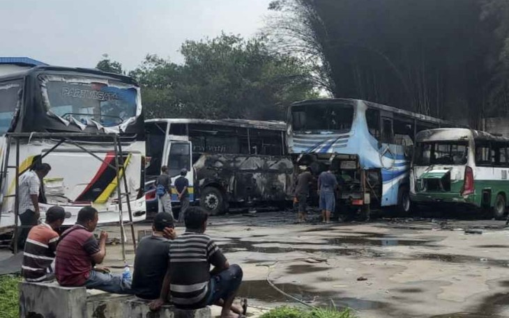 Bus terbakar di Babakan Madang 