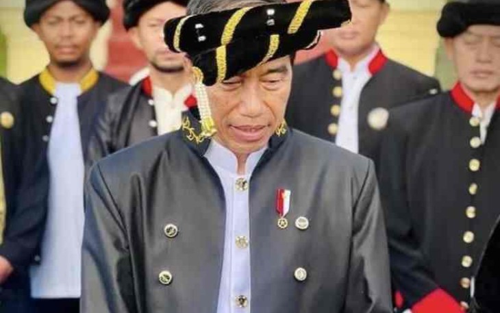 Presiden Joko Widodo saat memberikan keterangan pers usai menerima gelar adat kesultanan Ternate. Rabu (28/9)