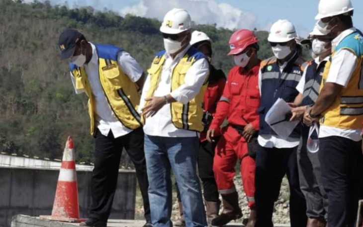 Menteri Basuki meninjau pembangunan bendungan Temef di Kupang NTT, Minggu (2/10)