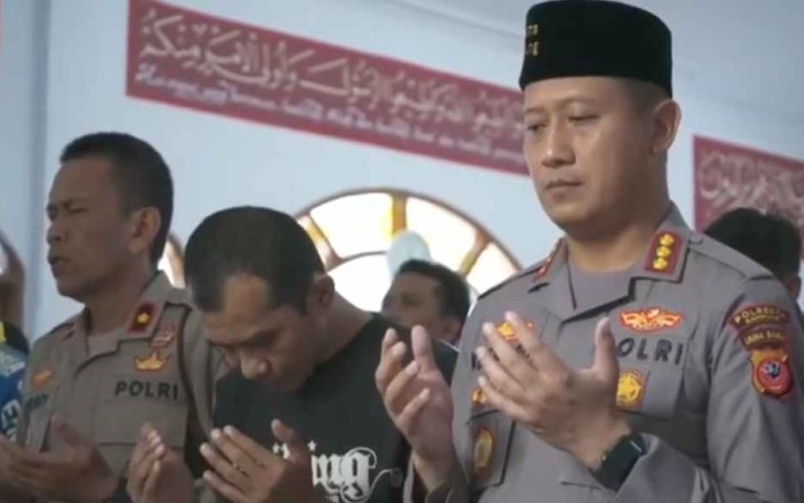 Kapolresta Bandung Kombes Kusworo Wibowo shalat gaib bersama Bobotoh. Minggu (2/10)