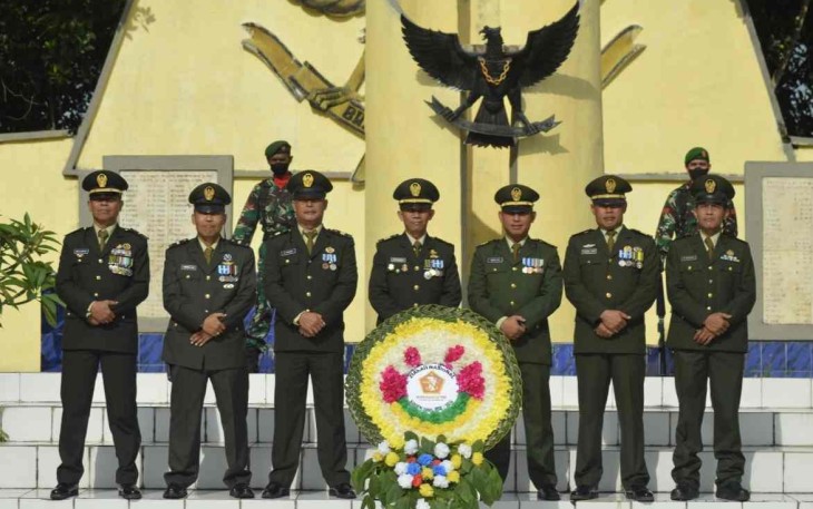 Kodim 1001/HSU-BLG ziarah nasional di taman makam pahlawan Tabur, Kec.Amuntai Tengah. Selasa (4/10)