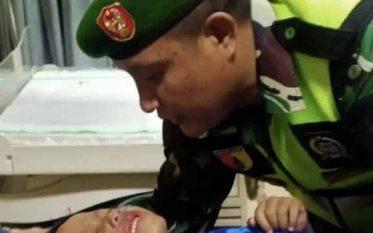 Sertu Kristian Sihumbing saat menyelematkan balita dari kerusuhan di stadion Kanjuruhan Malang 