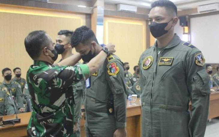 Danlanud Abd Saleh Marsma TNI Zulfahmi menyematkan prajuritnya mengikuti Kursus Crew Recources Management. Senin (10/10)