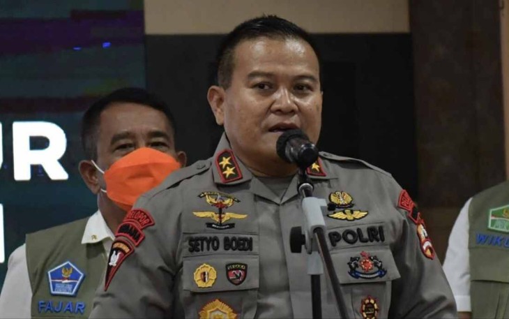 Wadankorbrimob Polri Irjen Pol Setyo Boedi Moempoeni Harso saat memberikan keterangan pers terkait pengamanan liga sepak bola di auditorium wisma Kemenpora, Jakarta Rabu (12/10)