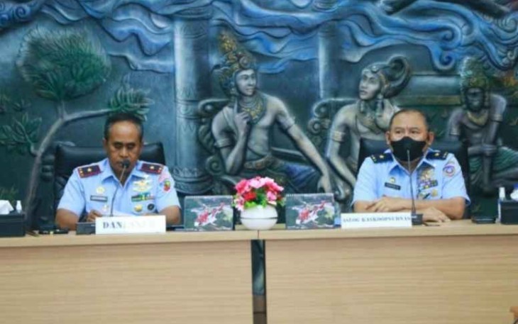 Danlanud Abd Saleh Marsma TNI Zulfahmi bersama Aslog Kaskoopsudnas Marsma TNI Adrianus Tavianta di gedung Binayudha Lanud Abd Saleh Malang, Rabu (12/10) di 