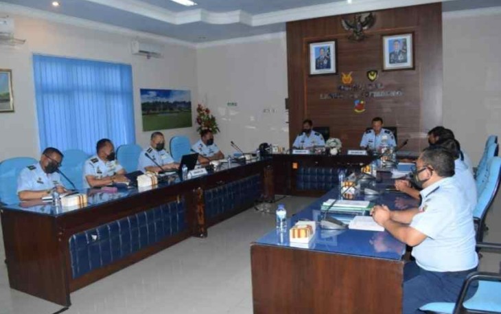 Danlanud Adi Soemarmo Marsekal Pertama TNI Agus Setiawan saat menerima Irkodiklatau, Rabu (12/10)