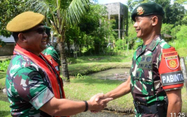 Danpussenarmed Mayjen TNI Yudhy Chandra Jaya disambut Dansatgas Yonarmed 1/Rocket Kostrad Letkol Arm Arief Budiman di Pos Ramil Waiheru Maluku