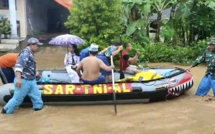 Tim SAR TNI AL evakuasi warga