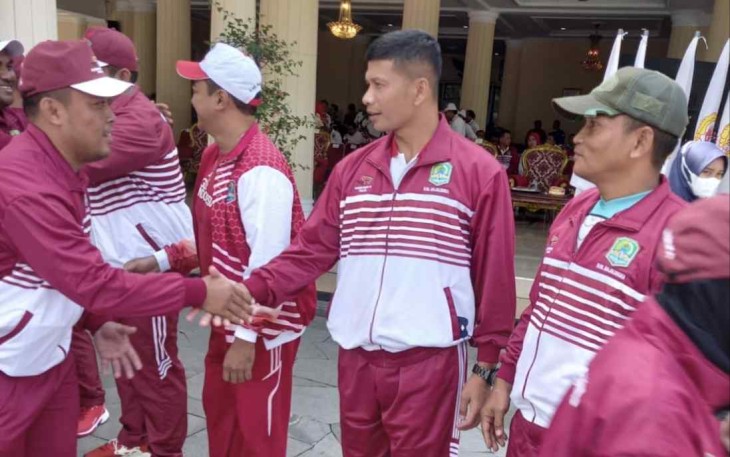 Danlanud Sugiri Sukani Letkol Pnb Supardo Butarbutar saat melepas kontingen atlet Kab. Majalengka 