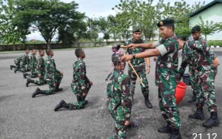 Tradisi warga baru Yonarmed 12 Kostrad 
