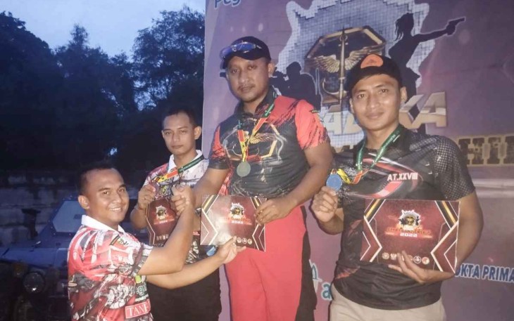 Lettu Arh Bayu Sekti saat meraih juara di lomba tembak Baladika. Serang, Sabtu (5/11)