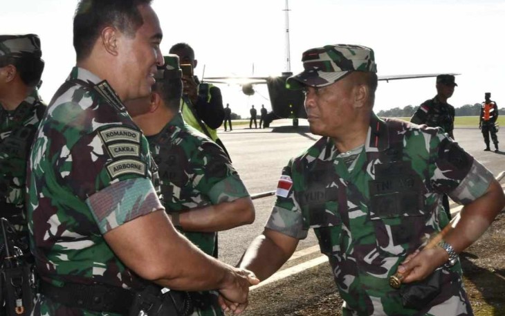 Danrem 033/WP Brigjen TNI Yudi Yulistyanto saat menyambut Panglima TNI Jenderal Andika Perkasa 