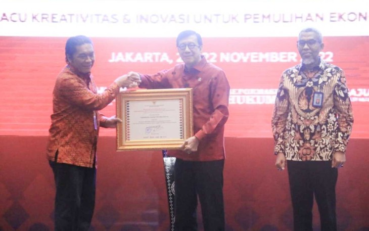 Menkumham Yasonna H Laoly saat menyerahkan pencatatan kekayaan intelektual tenun Baduy