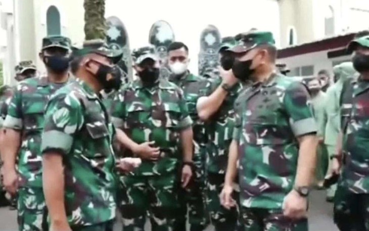 Prajurit Kodam III/Siliwangi Bantu Korban Gempa Cianjur 