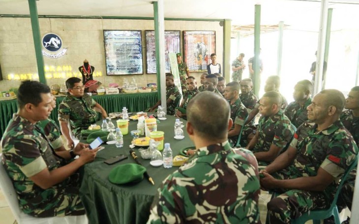 Danrem 064/MY Brigjen TNI Tatang Subarna bersama prajurit Yonif 320/BP asal Papua