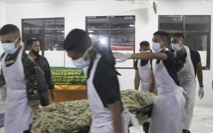 Prajurit TNI AD evakuasi korban bencana gempa bumi Kabupaten Cianjur 