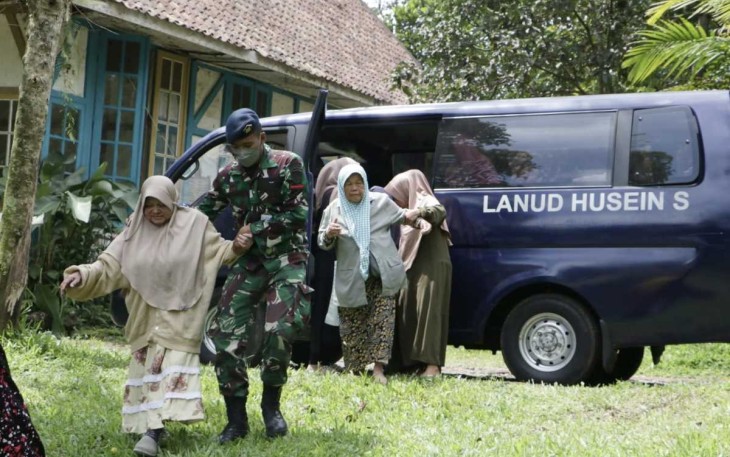 Ambulance Lanud Husein Sastranegara saat evakuasi korban
