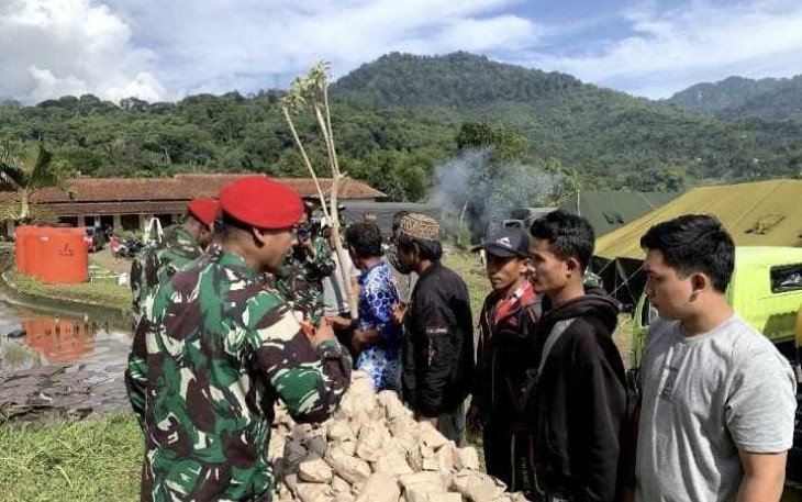 Nasi bungkus Kopassus untuk warga korban gempa Cianjur 