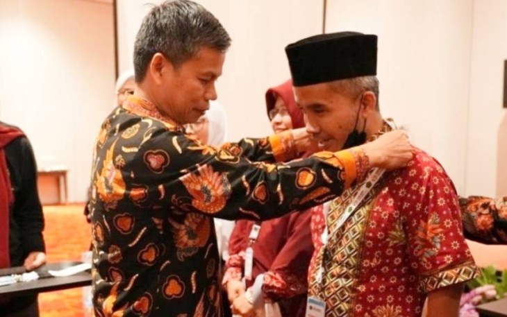 Direktur GTK Madrasah saat menyematkan ID Card Finalis Anugerah GTK Madrasah 2022 di Jakarta 