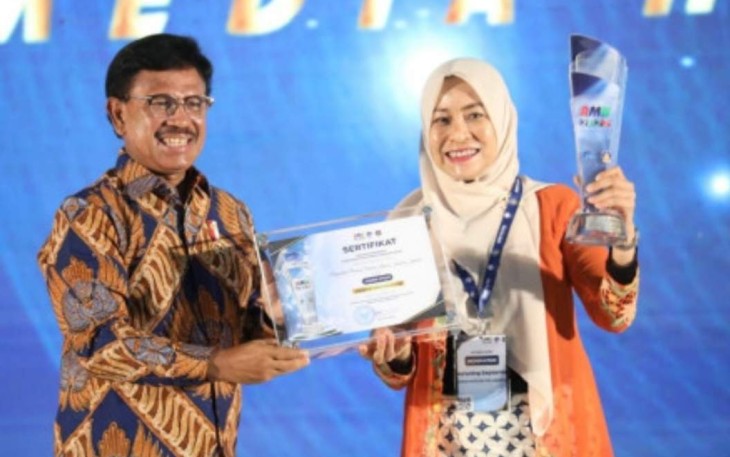 Kabid Komunikasi Publik Diskominfotik DKI Jakarta Nuruning Septarida saat menerima piagam penghargaan 