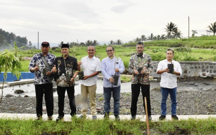 SeskemenkopUKM Arif Rahman saat penanaman bibit pohon di Bumiayu