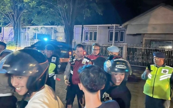 Bubarkan sekelompok remaja kerap lakukan balap liar di sekitaran taman Sritanjung Banyuwangi. Minggu (27/11)