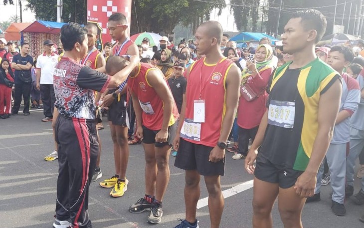Prada Ifan Supandi saat menerima pengalungan medali. Minggu (27/11)
