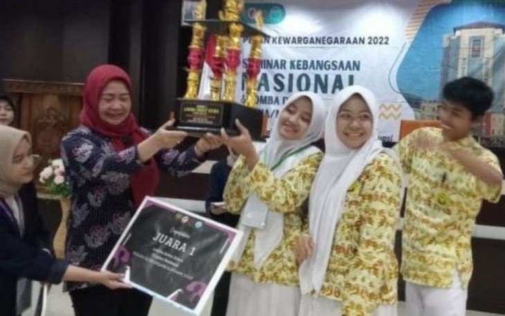 Tim debat MAN 1 Malang saat menerima penghargaan di Universitas Negeri Surabaya, Minggu (27/11)