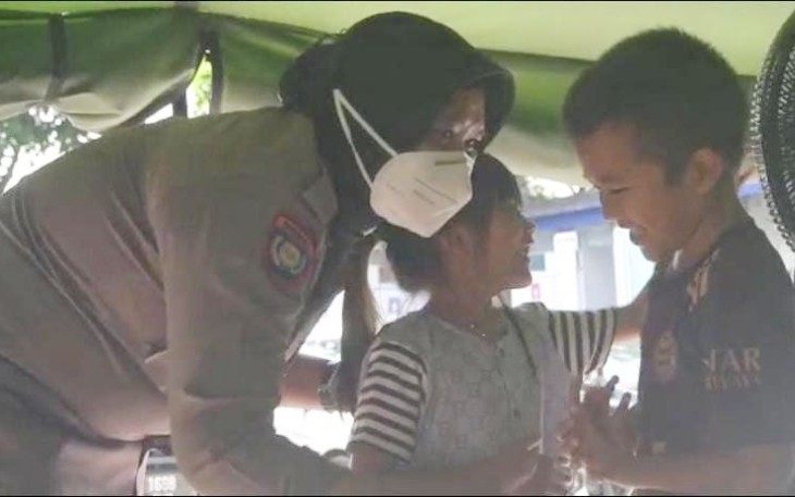 Aiptu Reni Triyani bersama anak-anak korban gempa Cianjur di pengungsian. Senin (28/11)