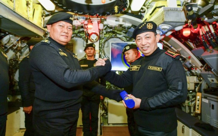 Kapolri Jenderal Listyo Sigit Prabowo saat menerima Brevet Hiu Kencana dari Kasal Laksamana TNI Yudo Margono di atas kapal selam KRI Alugoro -405, Jakarta Senin (28/11)