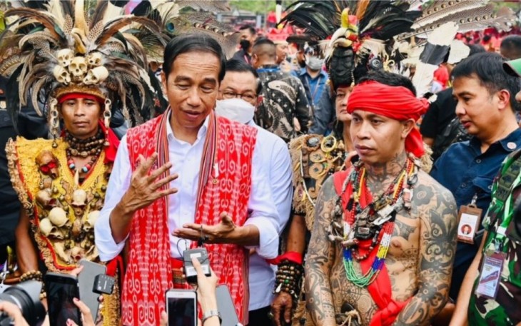 Presiden Joko Widodo menjawab pertanyaan awak media di Rumah Adat Radakng, Kota Pontianak, Provinsi Kalimantan Barat, pada Selasa, 29 November 2022.