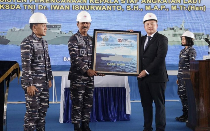 Asrena Kasal Laksma Muda TNI Iwan Isnurwanto menerima gambar kapal produksi PT Citra Shipyard Batam 