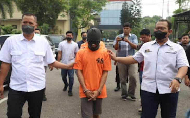 Tersangka kasus pembunuhan saat digiring Satreskrim Polres Mojokerto 
