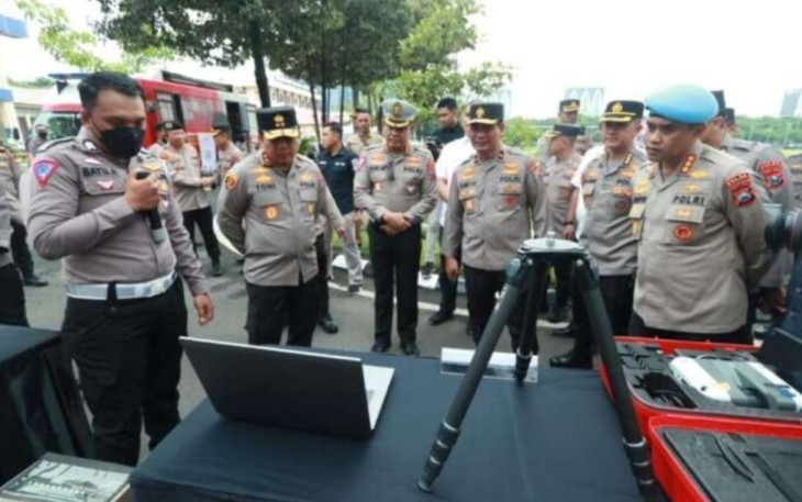 Kapolda Jatim Irjen Pol Toni Harmanto saat pengecekan Alsus dan Almatsus Satker