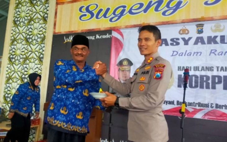 Kapolres Batu AKBP Oskar Syamsuddin saat memberikan nasi tumpeng HUT Korpri Ke-51, Rabu (30/11)