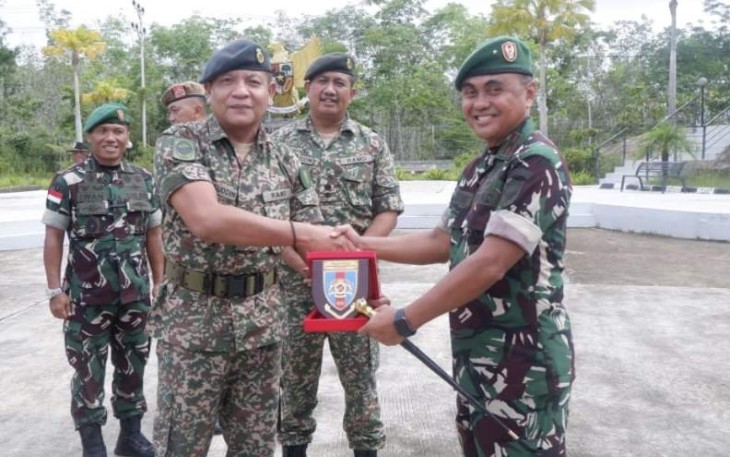 Dankolakopsrem 121/Abw Brigjen TNI Pribadi Jatmiko saat menerima cenderamata 